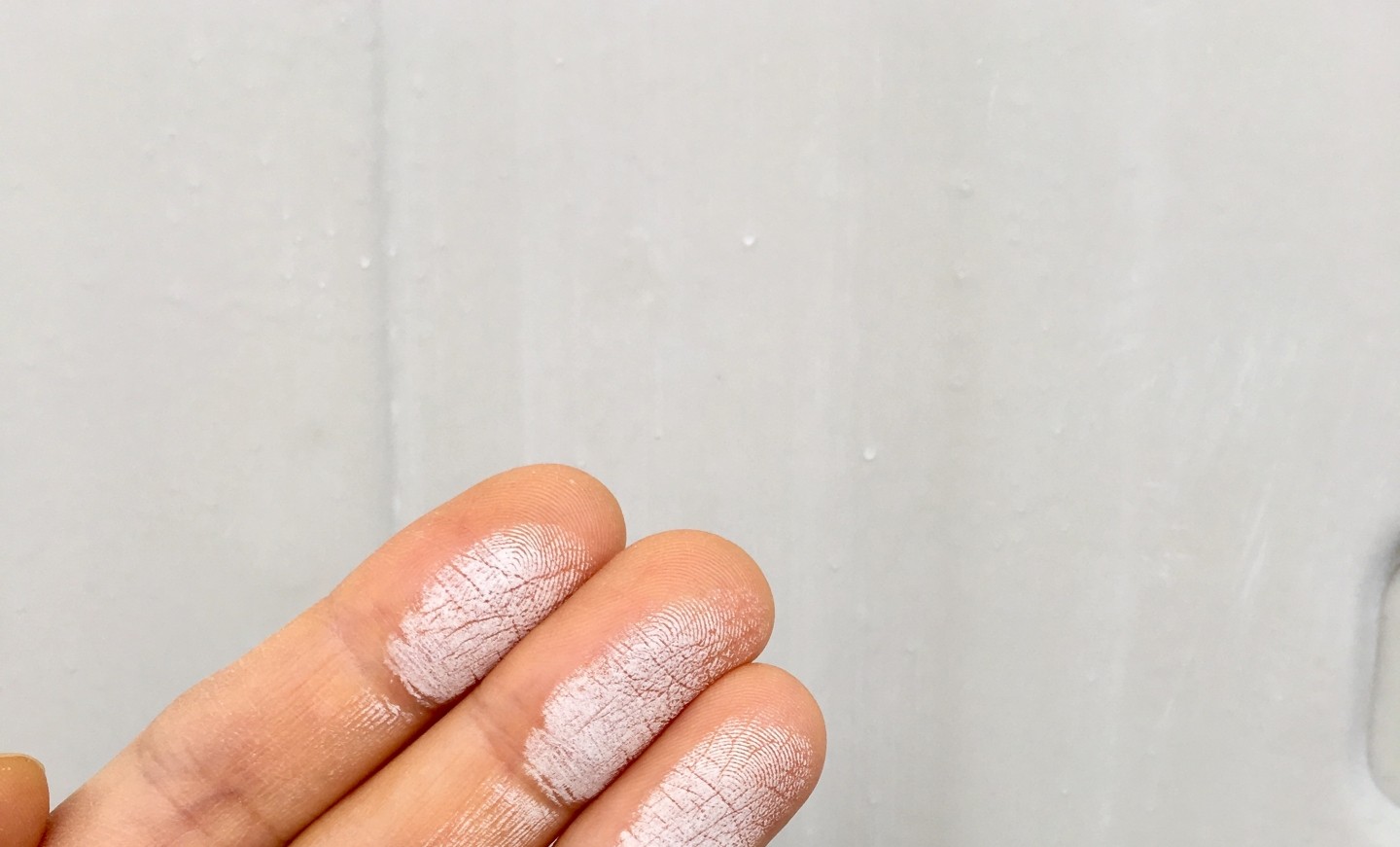 触ると白い粉がつく 「チョーキング現象」