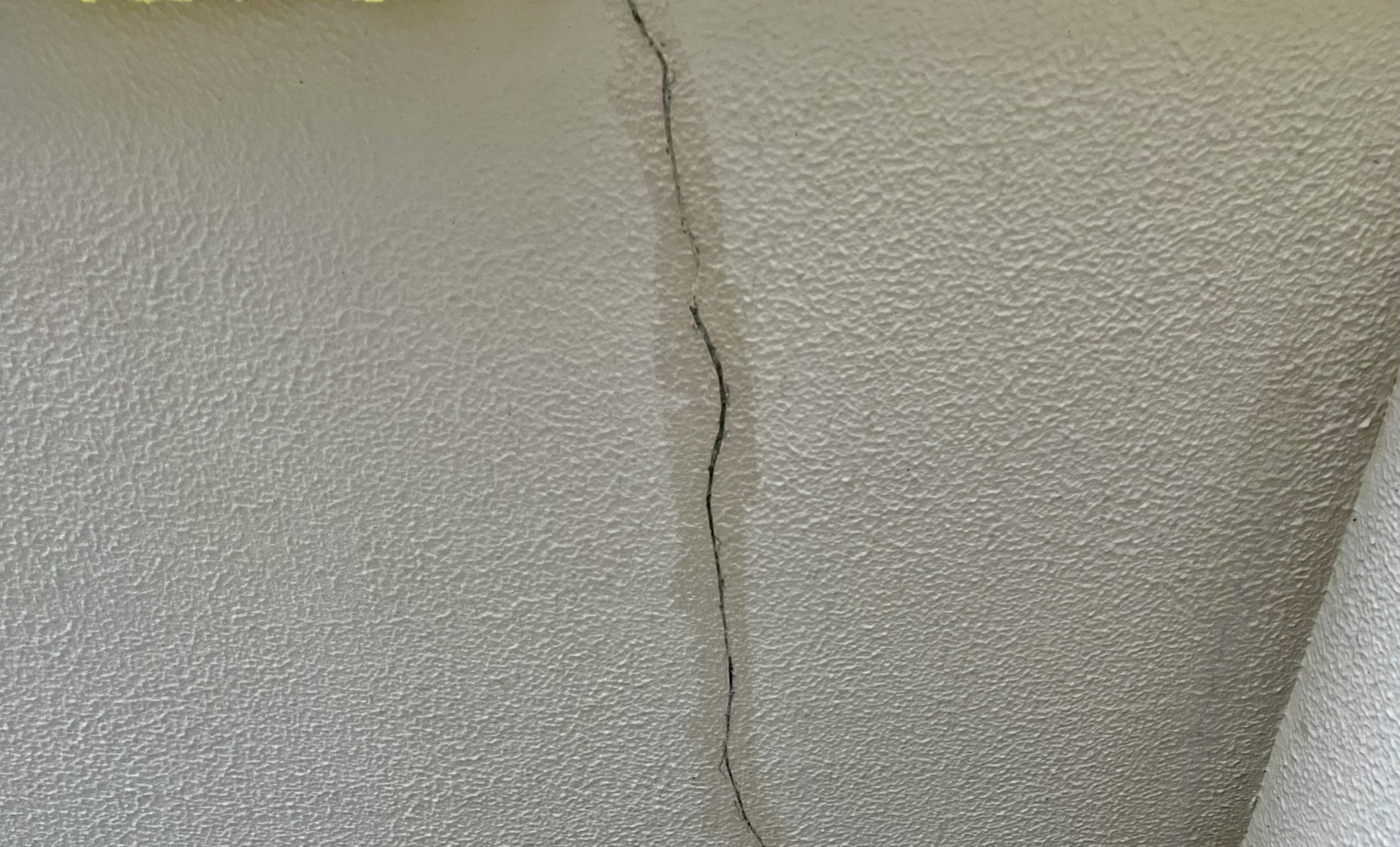 放置厳禁！ひび割れ（クラック）が引き起こす深刻なダメージ